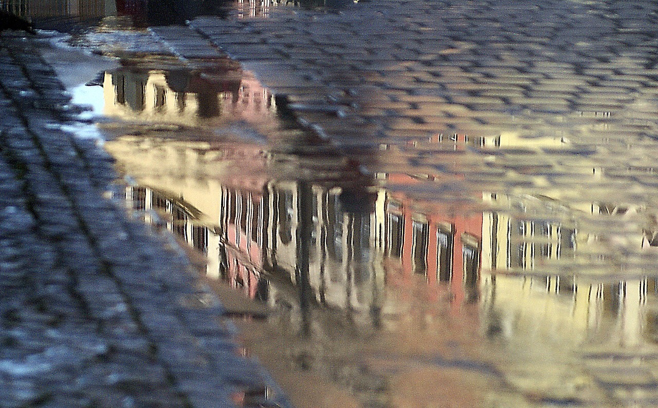 实拍广州暴雨水浸街，城市应对与市民生活