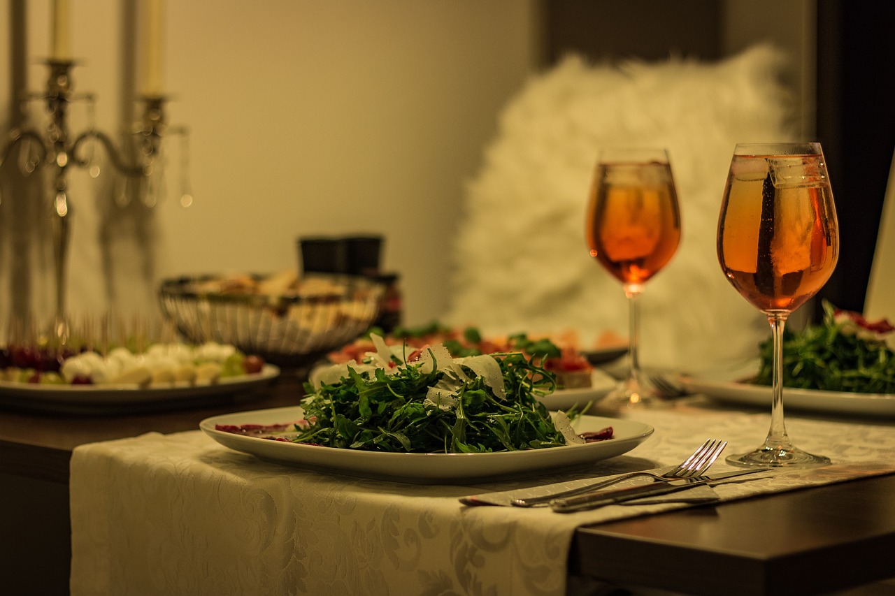 揭秘红酒杯的秘密，从形状到用途，让你的品鉴更上一层楼