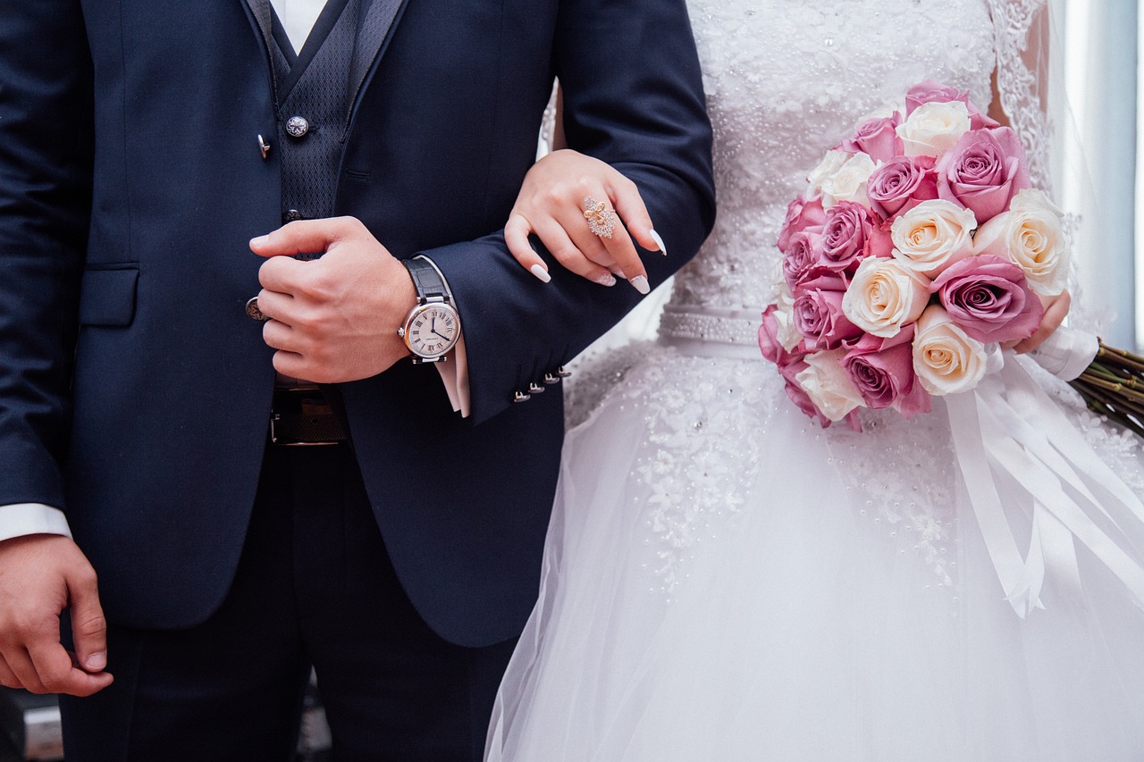 婚礼现场宾客们给新娘爸爸伴舞，一场爱的奇妙共舞